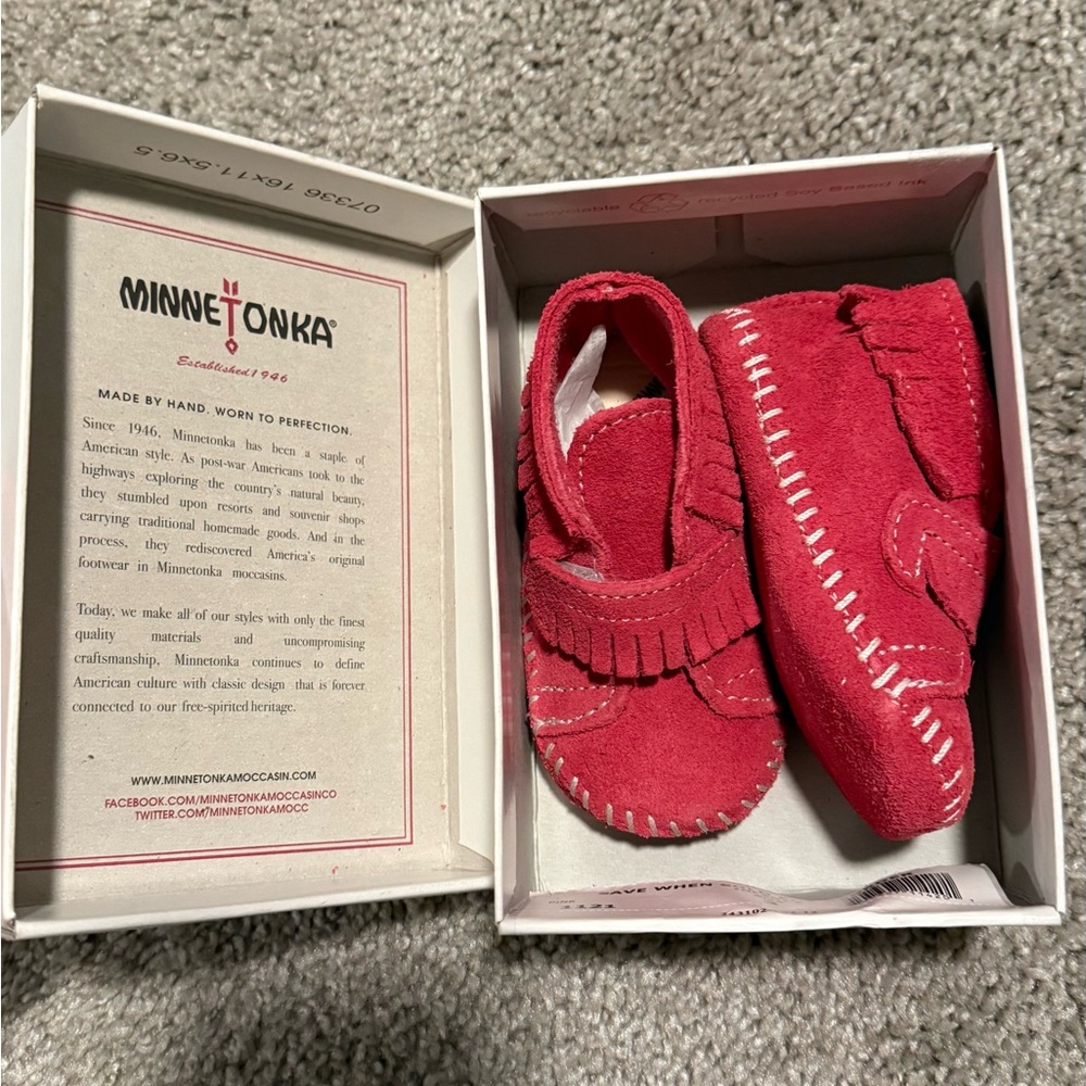 NIB! Minnetonka Kids Red Suede Fringe Moccasins. Size 3